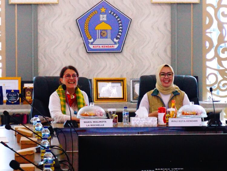 Wali Kota Kendari, Siska Karina Imran saat menerima kunjungan resmi Wakil Wali Kota La Rochelle Prancis, Sylvie Guery Gazeau