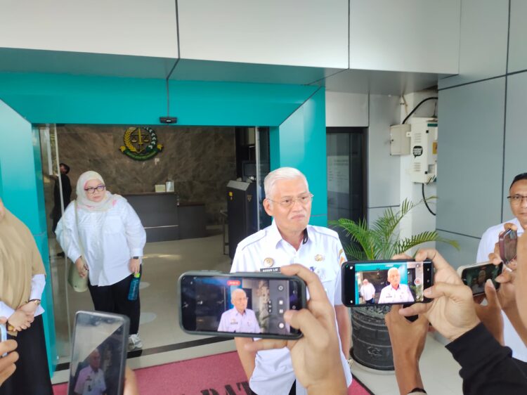 Sekda Asrun Lio usai diperiksa Penyidik Kejati Sultra