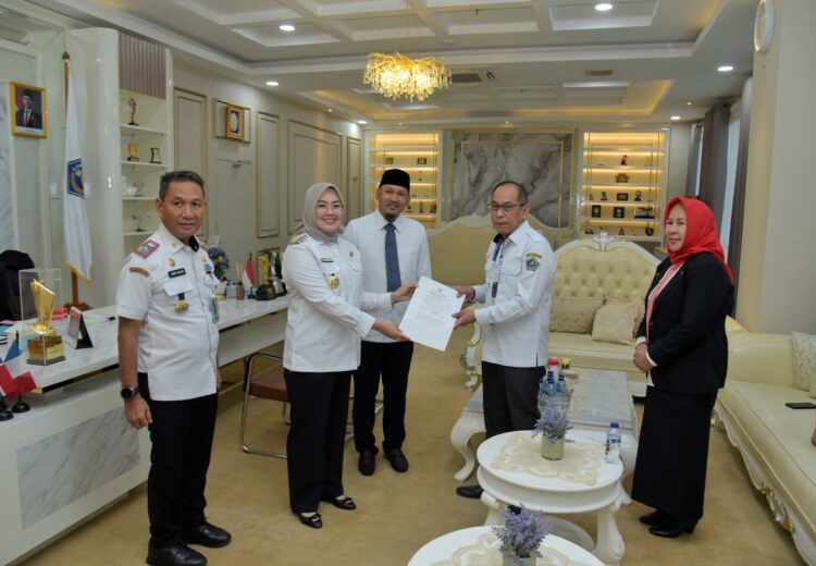 Wali Kota Kendari, Siska Karina Imran saat menyerahkan SK Plt