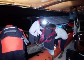 Basarnas Kendari melakukan evakuasi 6 POB longboat yang alami mati mesin
