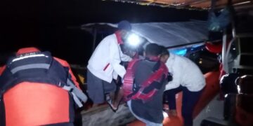 Basarnas Kendari melakukan evakuasi 6 POB longboat yang alami mati mesin