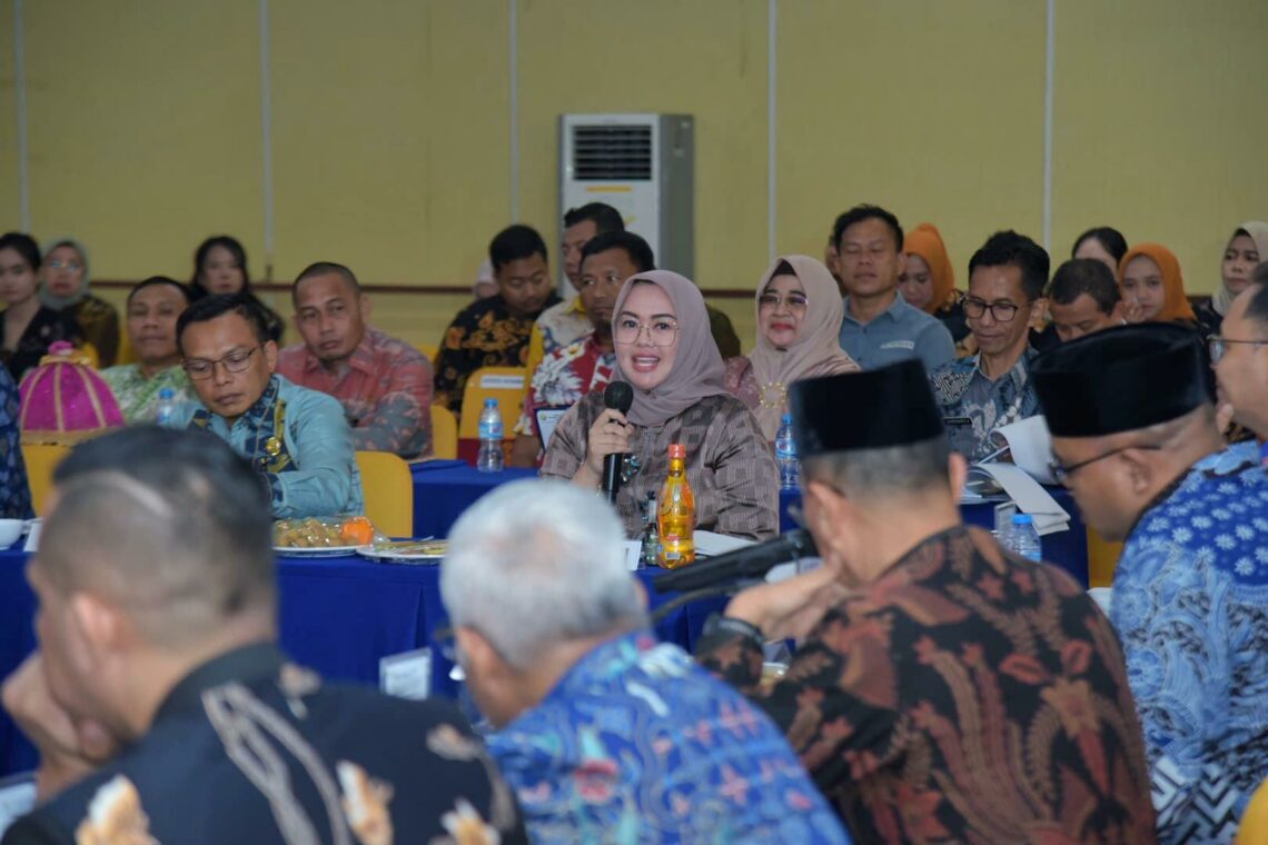 Wali Kota Kendari, Siska Karina Imran saat menghadiri RUPS PT BPR Bahteramas