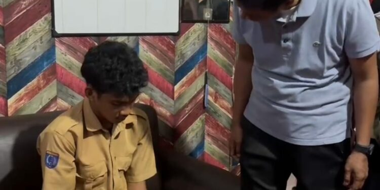 Pelaku tawuran di Tugu MTQ Kendari saat diamankan oleh guru