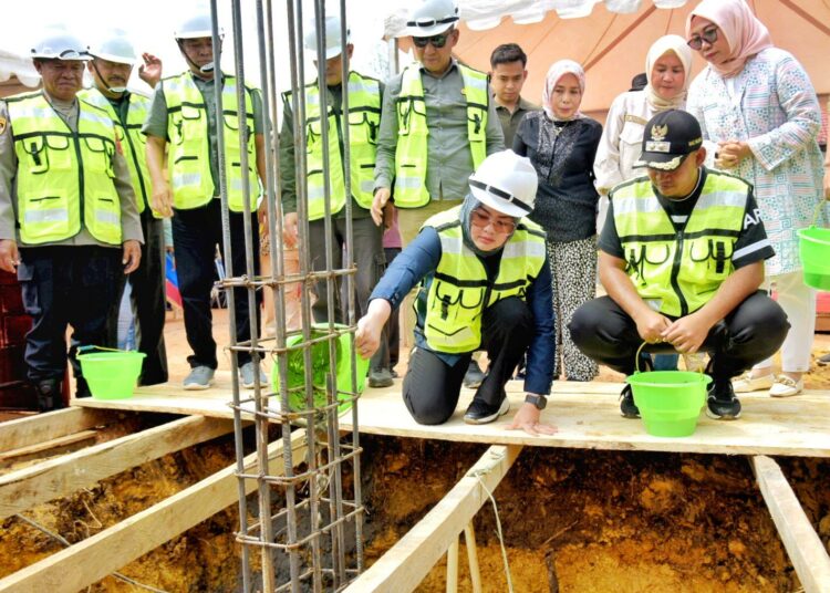 Peletakan batu pertama pembangunan perpustakaan oleh Wali Kota Kendari dan Wakil Wali Kota