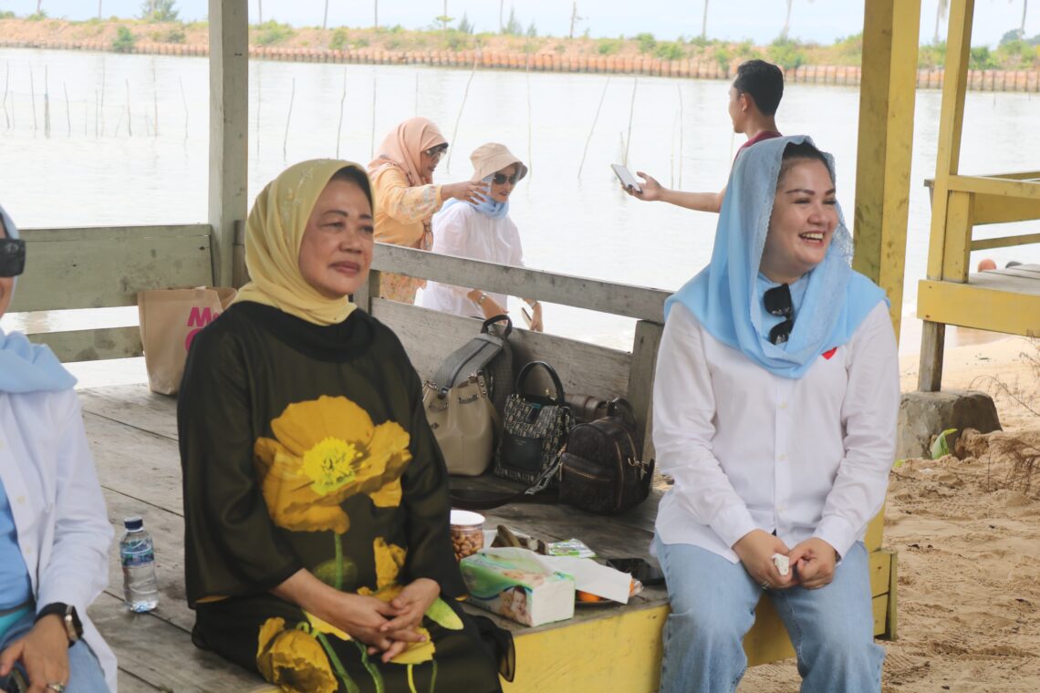 Ketum PP PIRA, dr Sumarjati Arjoso SKM bersama Ketua Dewan Penasehat PD PIRA Sultra, Dessy Indah Rachmat diacara silaturahmi Pantai Toronipa