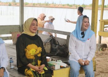 Ketum PP PIRA, dr Sumarjati Arjoso SKM bersama Ketua Dewan Penasehat PD PIRA Sultra, Dessy Indah Rachmat diacara silaturahmi Pantai Toronipa