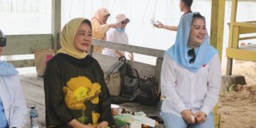 Ketum PP PIRA, dr Sumarjati Arjoso SKM bersama Ketua Dewan Penasehat PD PIRA Sultra, Dessy Indah Rachmat diacara silaturahmi Pantai Toronipa