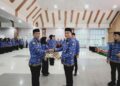 Bupati Konsel, Irham Kalenggo saat menyerahkan SK ASN