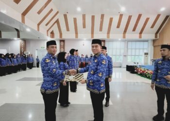 Bupati Konsel, Irham Kalenggo saat menyerahkan SK ASN