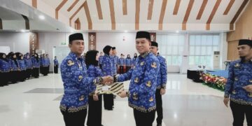Bupati Konsel, Irham Kalenggo saat menyerahkan SK ASN