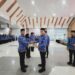 Bupati Konsel, Irham Kalenggo saat menyerahkan SK ASN