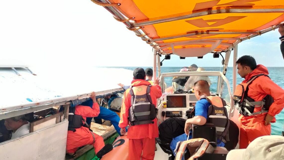 Proses evakuasi Basarnas Kendari terhadap 12 POB kapal ikan