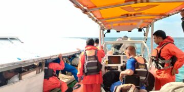 Proses evakuasi Basarnas Kendari terhadap 12 POB kapal ikan
