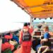 Proses evakuasi Basarnas Kendari terhadap 12 POB kapal ikan