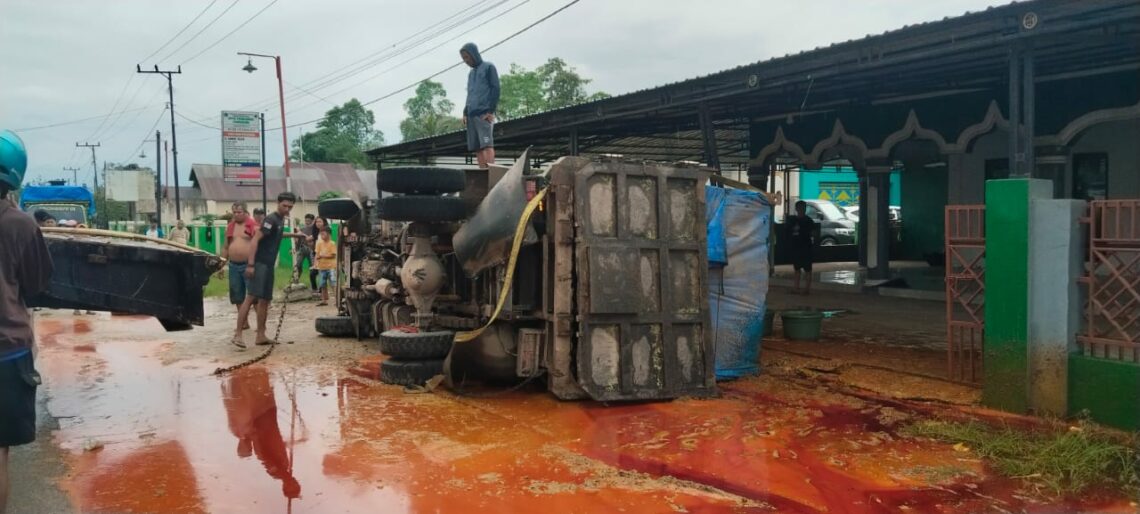 Truk pemuat minyak sawit terbalik di Pondidaha akibatnya minyak mengotori jalan dan memyebabkan jalan menjadi licin