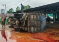 Truk pemuat minyak sawit terbalik di Pondidaha akibatnya minyak mengotori jalan dan memyebabkan jalan menjadi licin