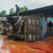 Truk pemuat minyak sawit terbalik di Pondidaha akibatnya minyak mengotori jalan dan memyebabkan jalan menjadi licin