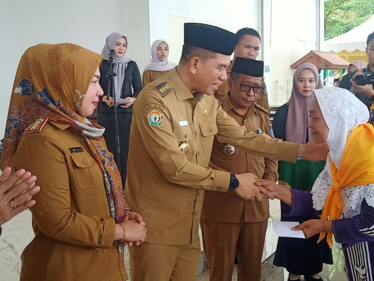 Bupati Konsel, Irham Kalenggo saat melepas 73 CJH