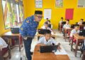 Kadis Pendidikan Konut, Asmadin saat melakukan monitoring di SDN 2 Asera