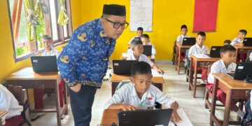 Kadis Pendidikan Konut, Asmadin saat melakukan monitoring di SDN 2 Asera