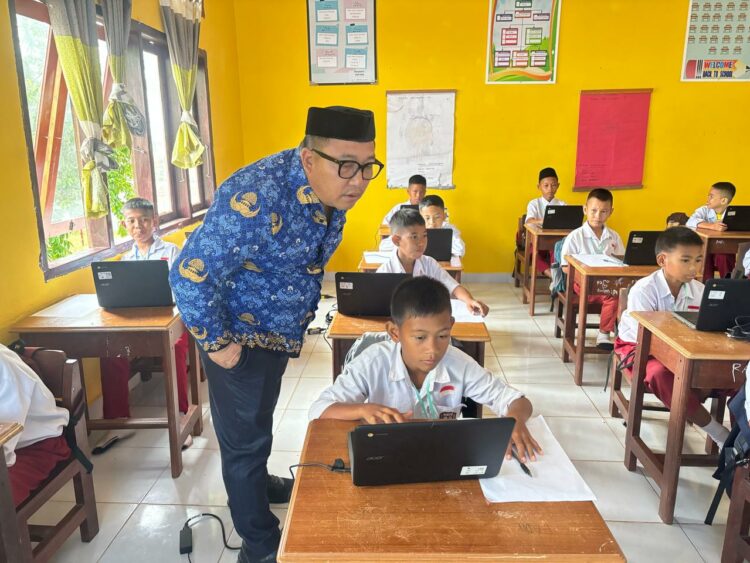 Kadis Pendidikan Konut, Asmadin saat melakukan monitoring di SDN 2 Asera