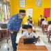 Kadis Pendidikan Konut, Asmadin saat melakukan monitoring di SDN 2 Asera