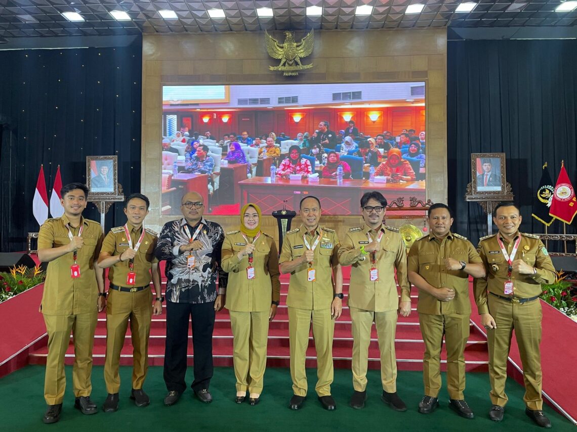 Wali Kota Kendari, Siska Karina Imran bersama gubernur menghadiri kegiatan Sarasehan Nasional