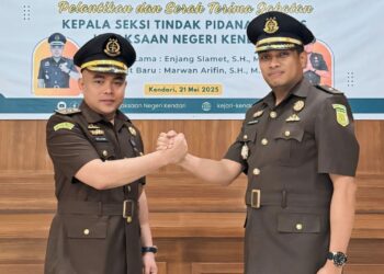 Sertijab Kejari Kendari, dari pejabat lama Enjang Slamet, SH.,MH kepada pejabat baru Marwan Arifin, SH.,MH sebagai Kasipidsus