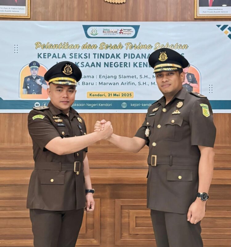 Sertijab Kejari Kendari, dari pejabat lama Enjang Slamet, SH.,MH kepada pejabat baru Marwan Arifin, SH.,MH sebagai Kasipidsus