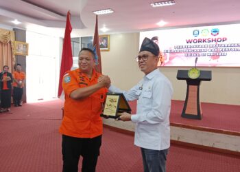 Kepala KPP/Basarnas Kendari, Amiruddin saat memberikan cinderamata kepada Bupati Kolaka, Amri Jamaluddin