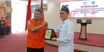 Kepala KPP/Basarnas Kendari, Amiruddin saat memberikan cinderamata kepada Bupati Kolaka, Amri Jamaluddin