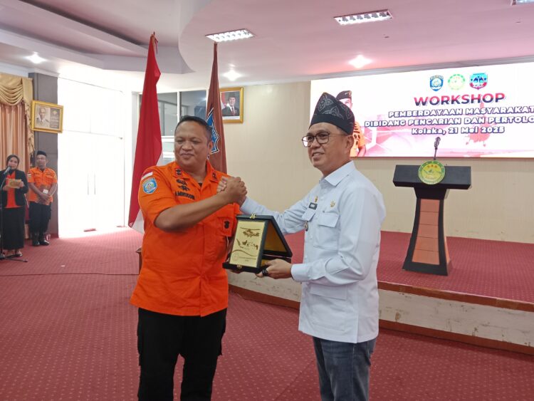 Kepala KPP/Basarnas Kendari, Amiruddin saat memberikan cinderamata kepada Bupati Kolaka, Amri Jamaluddin