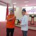 Kepala KPP/Basarnas Kendari, Amiruddin saat memberikan cinderamata kepada Bupati Kolaka, Amri Jamaluddin