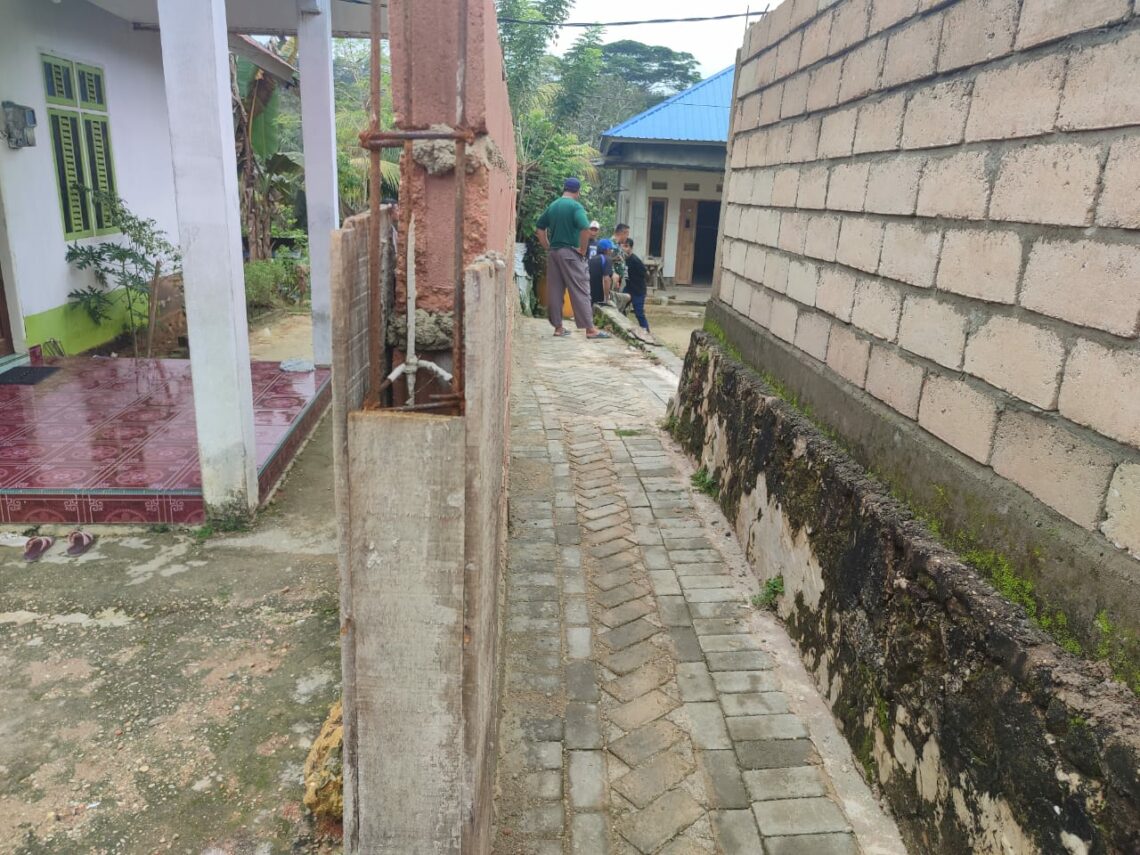 Jalan milik Pemkot yang ditutup oleh salah satu warga Alolama inisial B