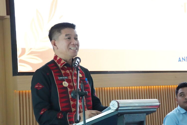 Bupati Konsel, Irham Kalenggo saat membuka rapat percepatan penurunan stunting