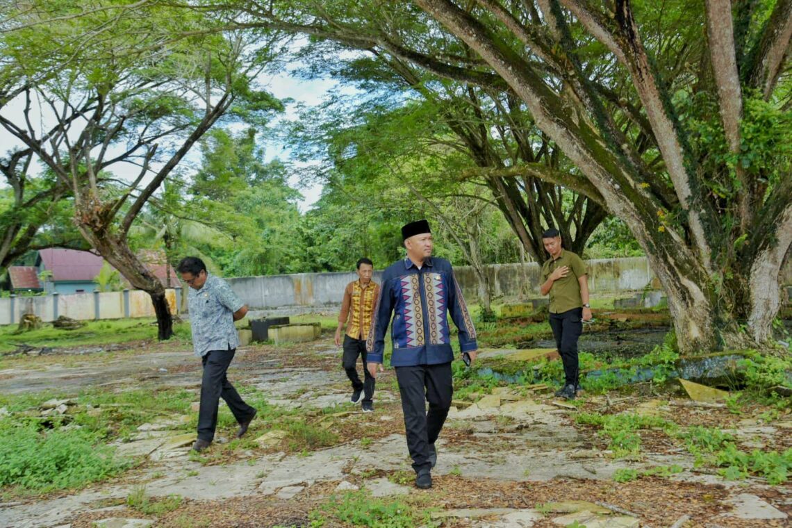 Wakil Wali Kota Kendari, Sudirman saat berkunjung di wisata Pantai Nambo