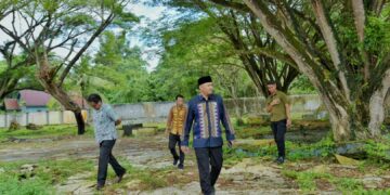Wakil Wali Kota Kendari, Sudirman saat berkunjung di wisata Pantai Nambo