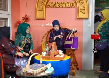 Ketu Dekranasda Kota Kendari, Shintya Putri Anawula Sudirman, saat melakukan kunjungan ke sejumlah pelaku UMKM dan rumah industri kreatif