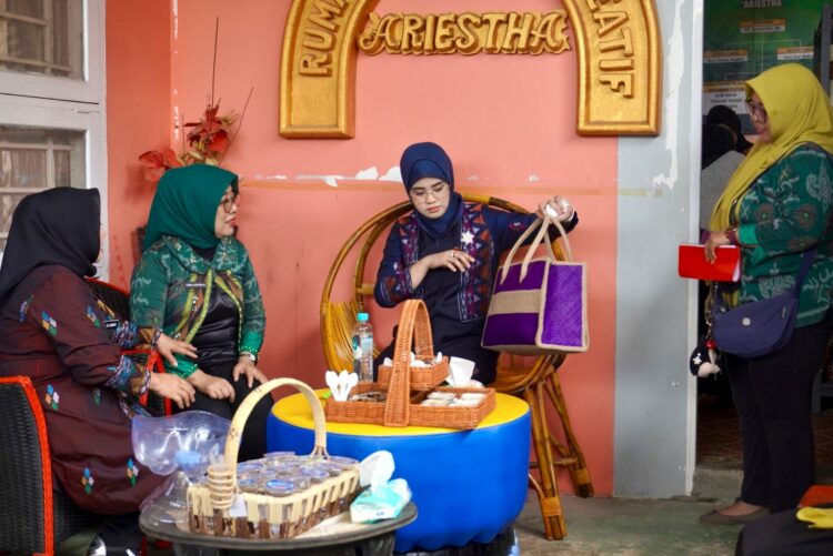 Ketu Dekranasda Kota Kendari, Shintya Putri Anawula Sudirman, saat melakukan kunjungan ke sejumlah pelaku UMKM dan rumah industri kreatif