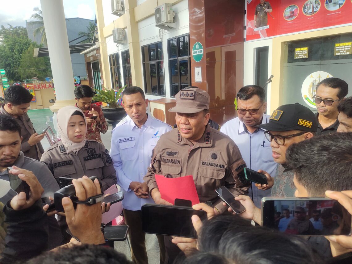 Kajari Kendari, Ronald Bakara, SH.,MH kepada wartawan terkait pemusnahan BB