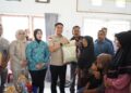 Bupati Konsel, Irham Kalenggo saat menyalurkan Bansos kepada masyarakat rentan