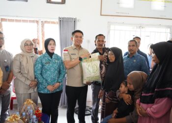 Bupati Konsel, Irham Kalenggo saat menyalurkan Bansos kepada masyarakat rentan