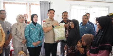 Bupati Konsel, Irham Kalenggo saat menyalurkan Bansos kepada masyarakat rentan