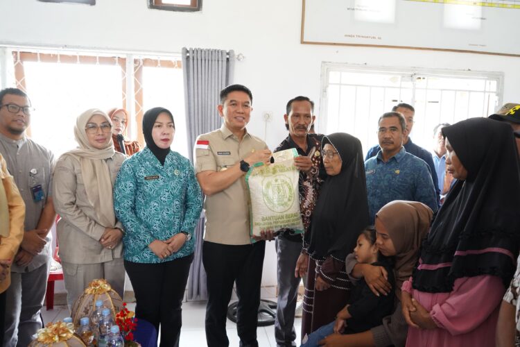 Bupati Konsel, Irham Kalenggo saat menyalurkan Bansos kepada masyarakat rentan