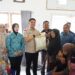 Bupati Konsel, Irham Kalenggo saat menyalurkan Bansos kepada masyarakat rentan