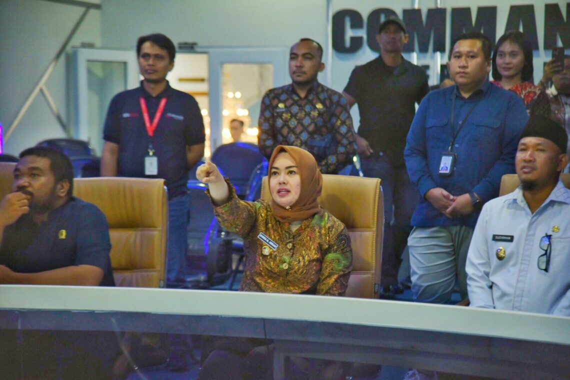 Wali Kota Kendari, Siska Karina Imran bersama Wakil Wali Kota, Sudirman dan anggota DPRD Kota Kendari