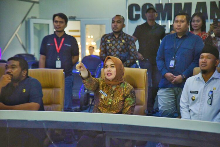 Wali Kota Kendari, Siska Karina Imran bersama Wakil Wali Kota, Sudirman dan anggota DPRD Kota Kendari