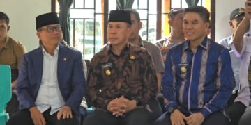 Mendes PDT, Yandri Susanto bersama Gubernur Sultra menyaksikan langsung pembentukan Koperasi Merah Putih di Desa Rambu-rambu Jaya, Konsel, Foto: Nardin Muis
