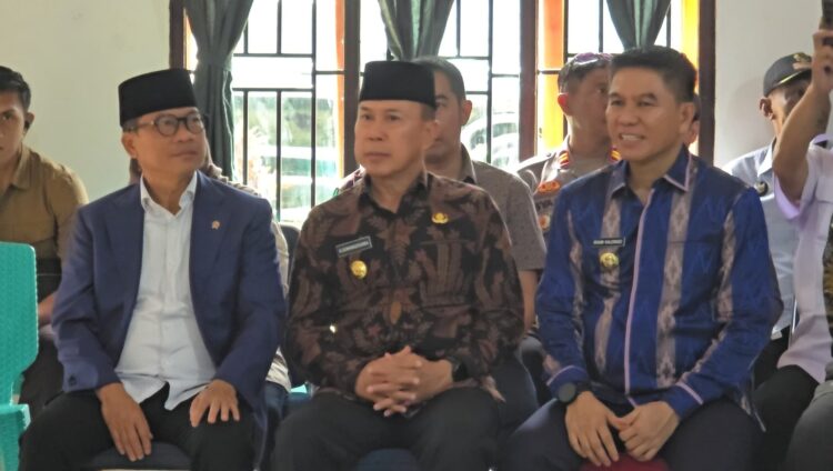Mendes PDT, Yandri Susanto bersama Gubernur Sultra menyaksikan langsung pembentukan Koperasi Merah Putih di Desa Rambu-rambu Jaya, Konsel, Foto: Nardin Muis