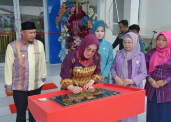 Wali Kota Kendari, Siska Karina Imran didampingi Wakil Wali Kota, Sudirman meresmikan Kantor TP PKK, Dekranasda, DWP